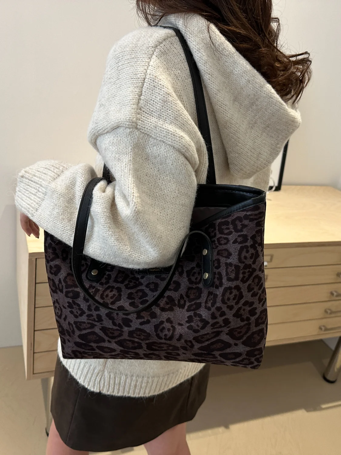 Leopard Polyester Tote Bag - Image 15